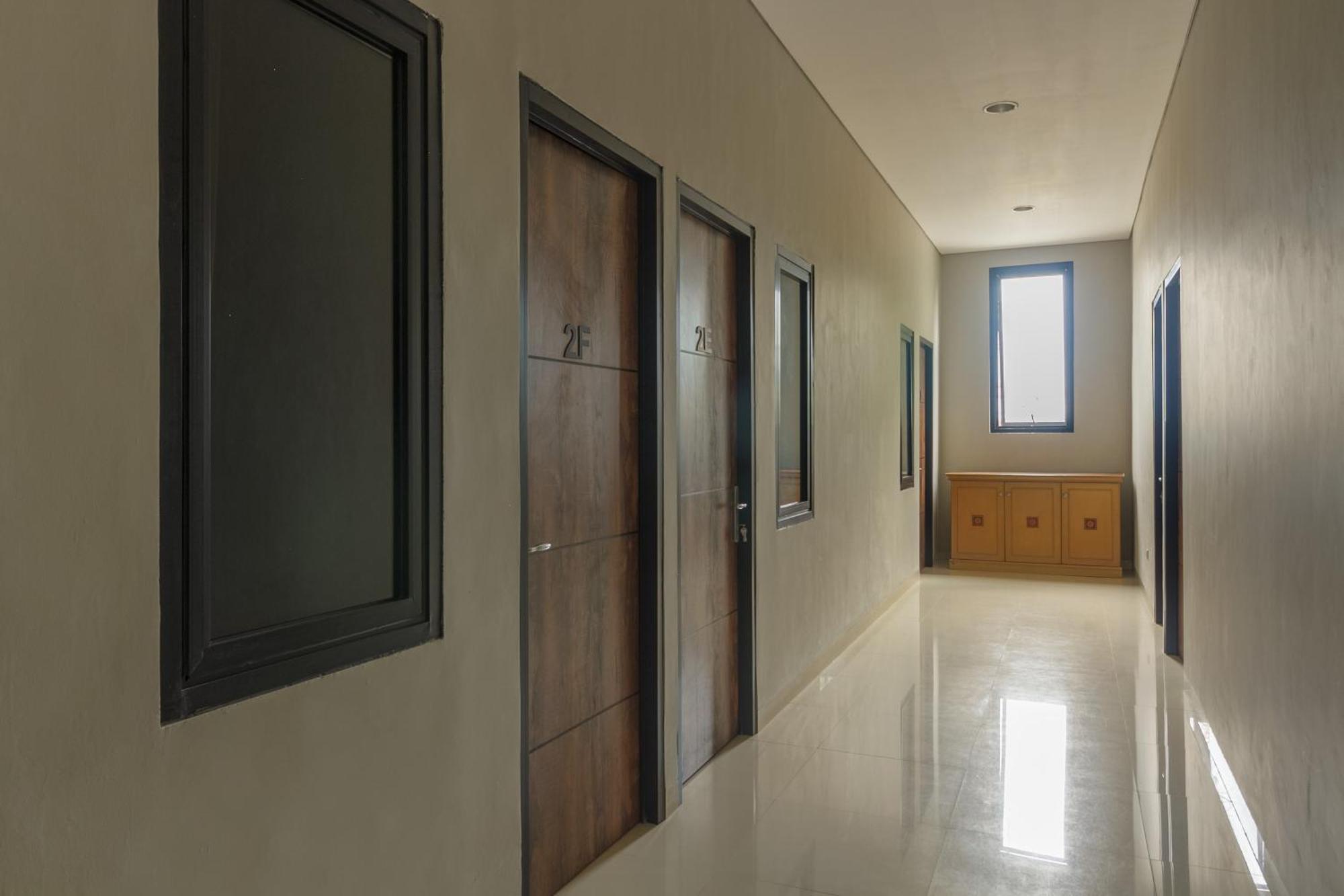Reddoorz Near Puri Indah Mall Jakarta Ngoại thất bức ảnh