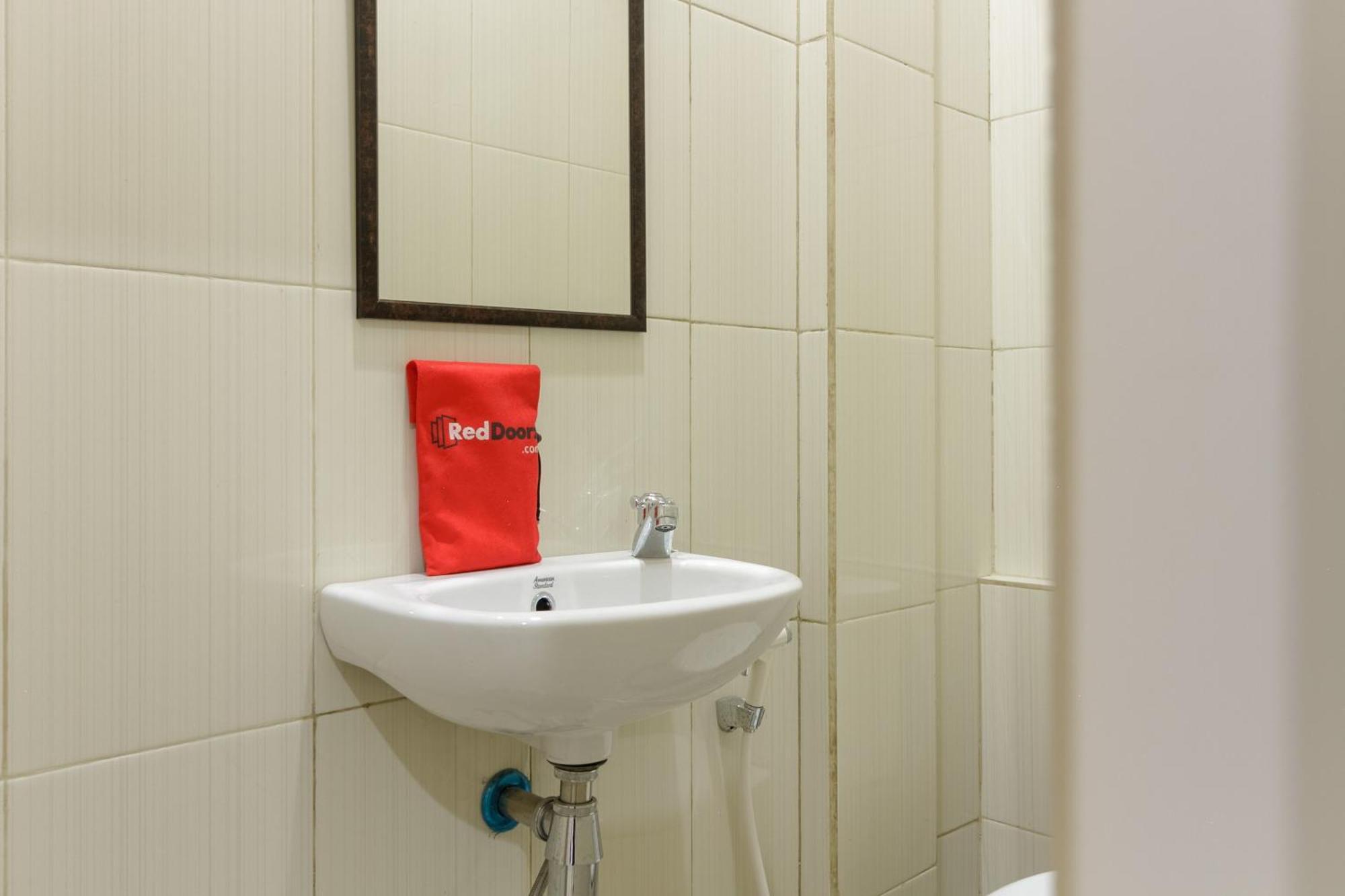 Reddoorz Near Puri Indah Mall Jakarta Ngoại thất bức ảnh