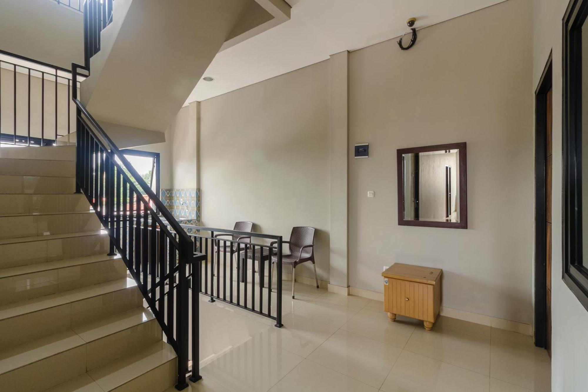 Reddoorz Near Puri Indah Mall Jakarta Ngoại thất bức ảnh