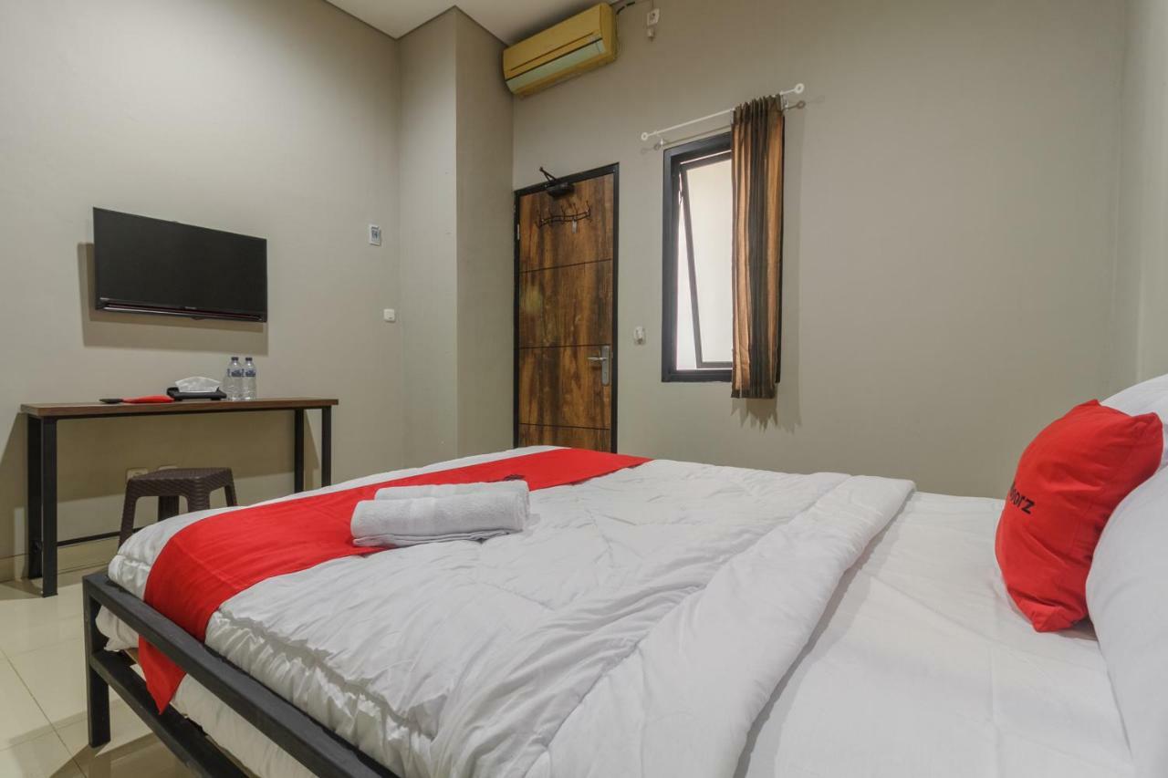 Reddoorz Near Puri Indah Mall Jakarta Ngoại thất bức ảnh